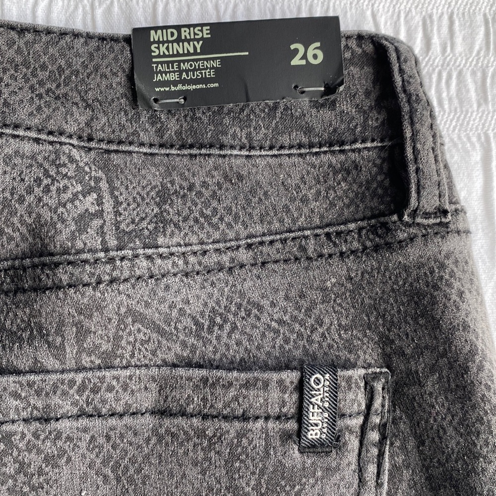 Buffalo David Bitton black & gray snake skin pattern jeans. Mid rise skinny. 26